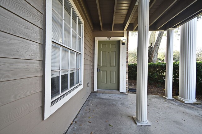 Building Photo - Spacious 2 bedroom 2 bath condo practicall...