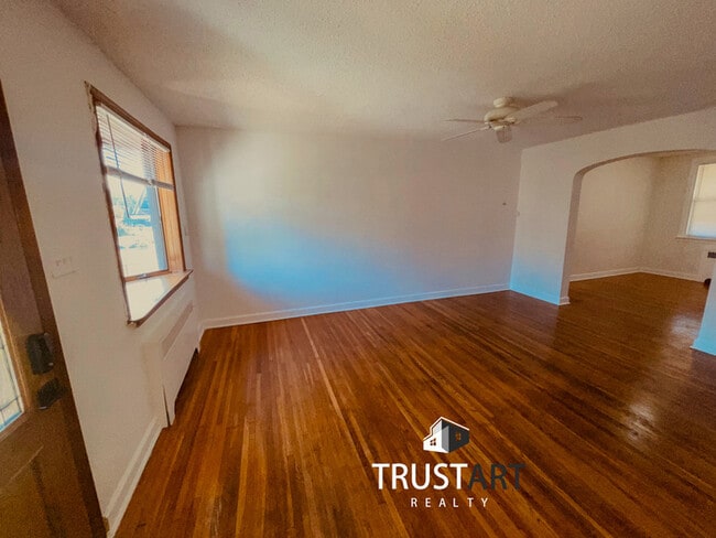 Building Photo - 3 bedroom house on the edge of Lawncrest, ...