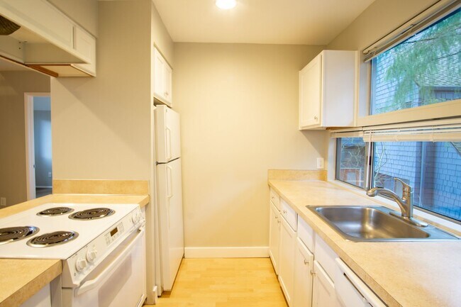 Building Photo - Spacious Lake Oswego 2Bdr w/Fireplace, Dishwasher, W/D, & Balcony!