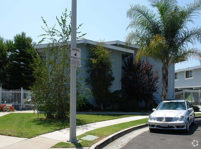 Building Photo - Ferway View Apartments