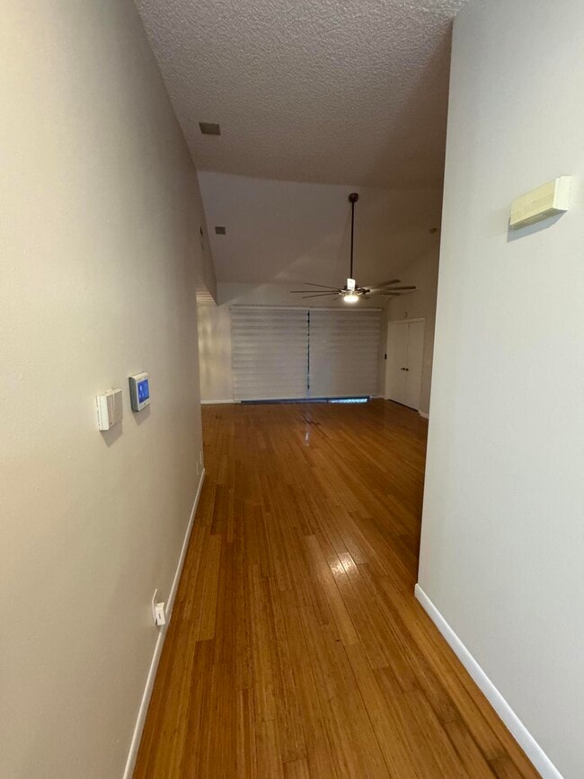 Foto del edificio - 9777 Nickels Blvd