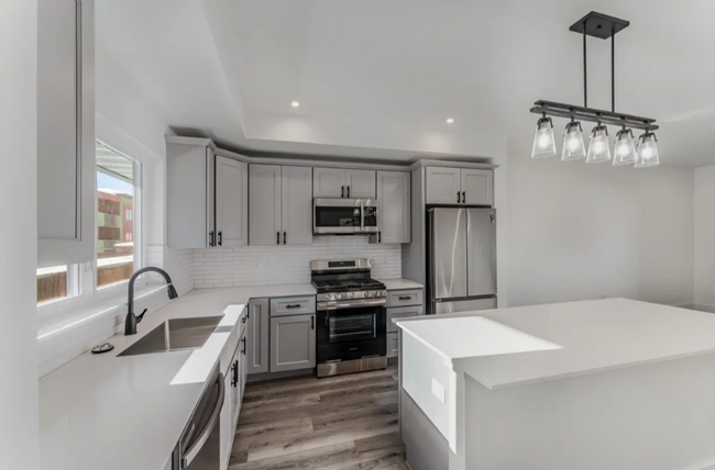 Foto del edificio - Condo for Rent- Walking Distance to MSU