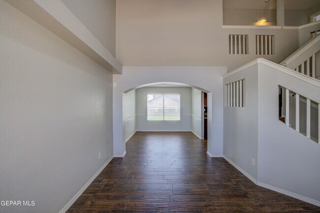 Building Photo - 500 E San Antonio Ave