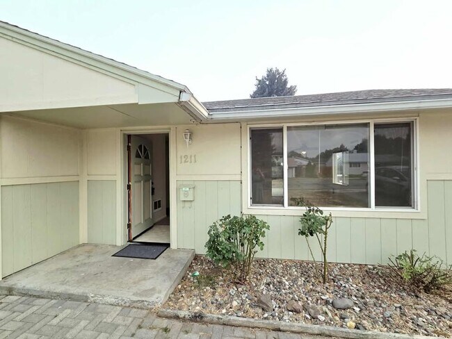 Building Photo - Two Bedrooms & One Bathroom Home