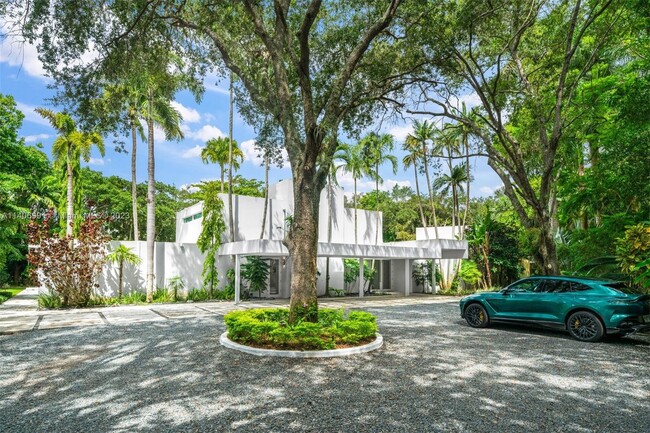 Foto del edificio - 10400 Old Cutler Rd