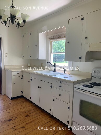 Building Photo - Charming Cape Cod in Winchester City