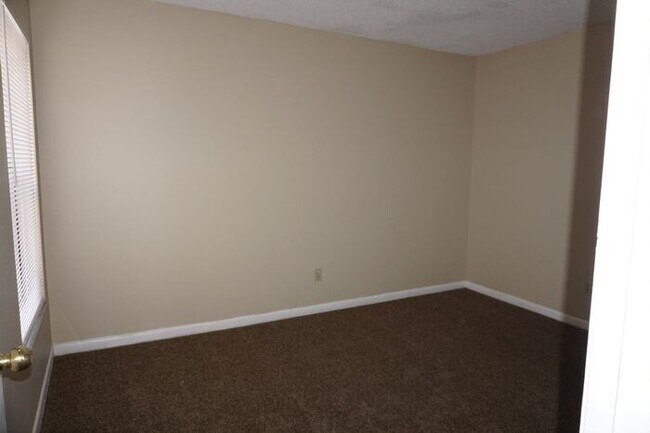 Foto del edificio - Townhome in Whispering Pines- Self viewing!