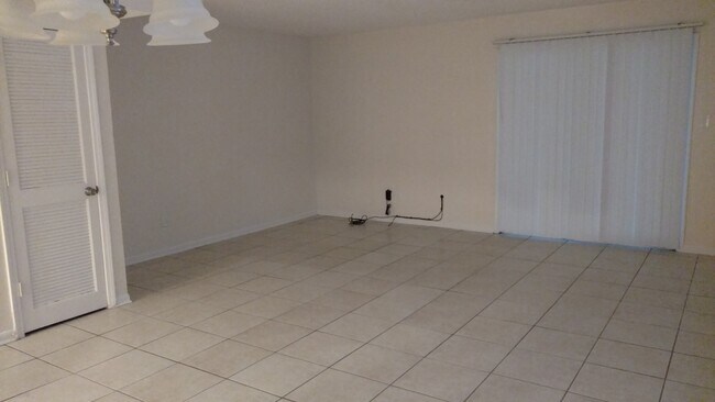 Foto del edificio - 3 Bedroom Duplex On Atlas Road