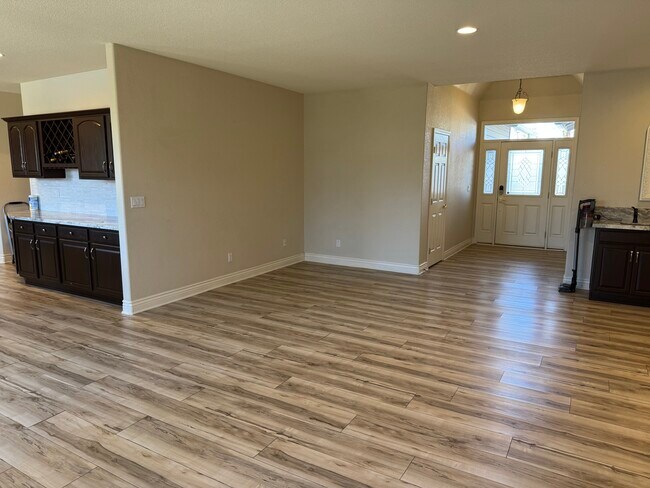 Foto del edificio - 1361 Elges Ave