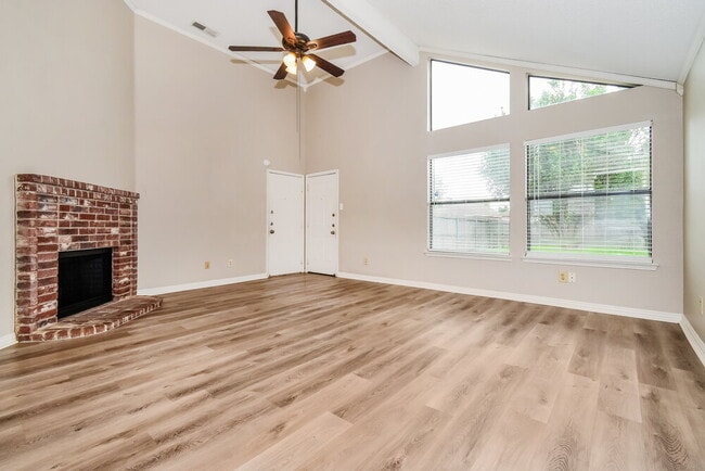 Building Photo - 1411 Sandalwood Dr