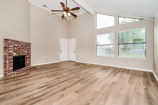 Foto del edificio - 1411 Sandalwood Dr