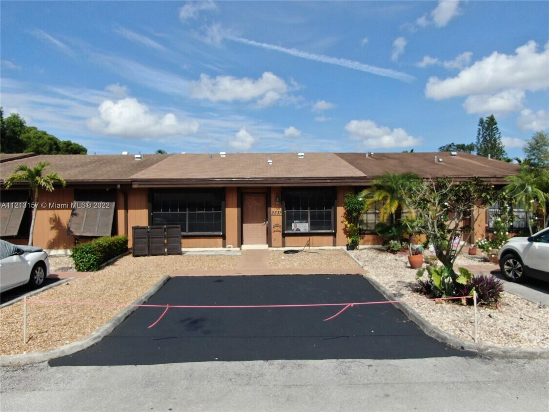 2331 Dogwood Ct . Pembroke Pines Fl 33026 - 2331  Dogwood Ct  . Pembroke Pines Fl 33026