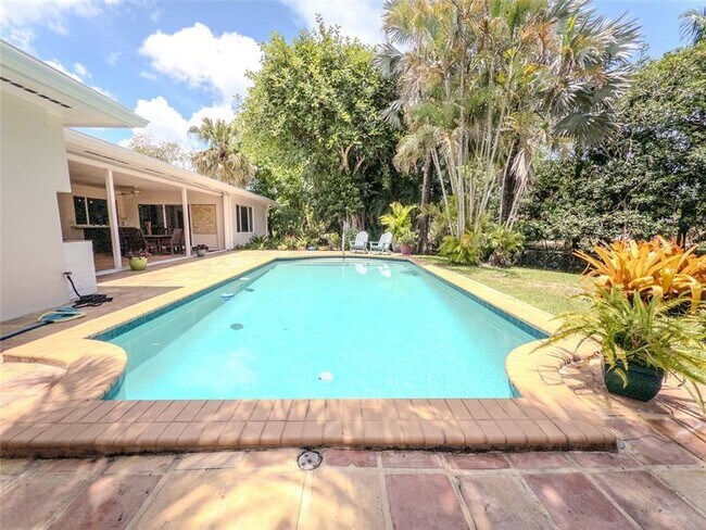 Foto del edificio - 560 SW 62nd Ave