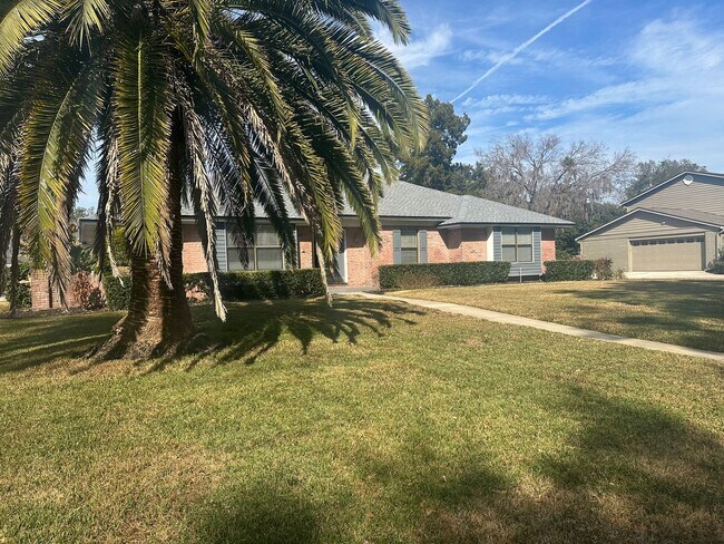 Building Photo - Beauty, Sprawling Brick Ranch, Great Locat...