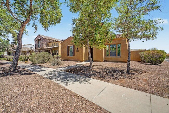 Building Photo - 4561 N Golf Dr