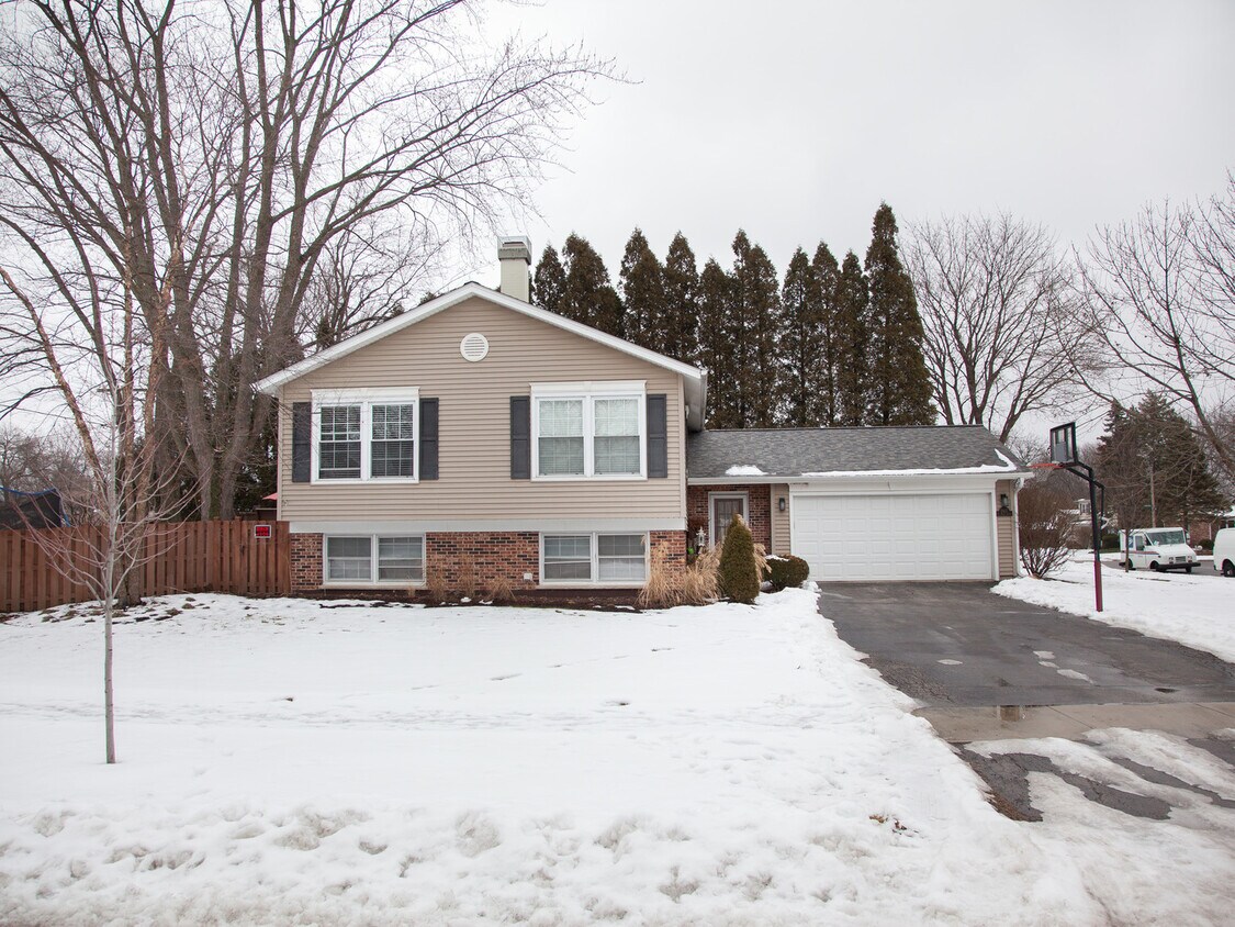 Primary Photo - 2627 N Ridge Ave
