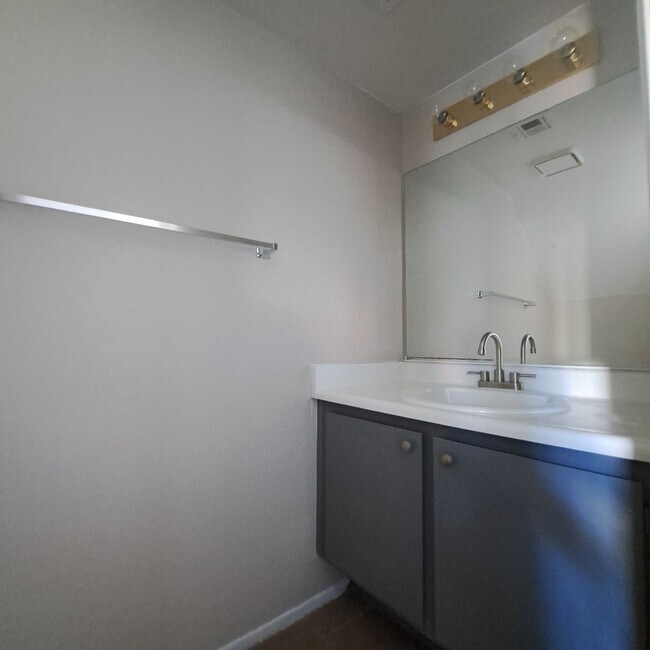 Foto del edificio - Two Bedroom Townhouse Available for Immedi...