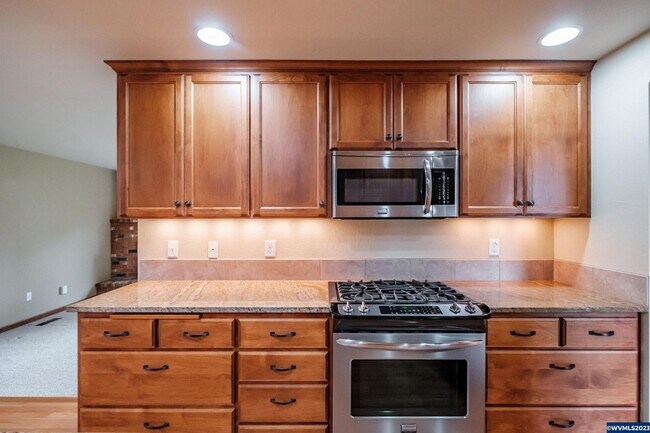 Foto del edificio - Rare FOUR Bedroom Keizer Home on 1/4 Acre ...