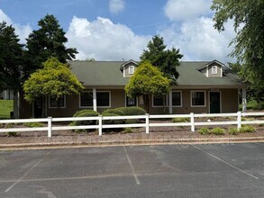 Building Photo - 905 Chimneys Ln