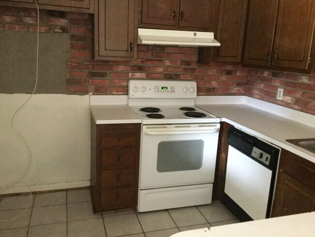 Building Photo - 3 BED / 2.5 BATH TOWNHOME