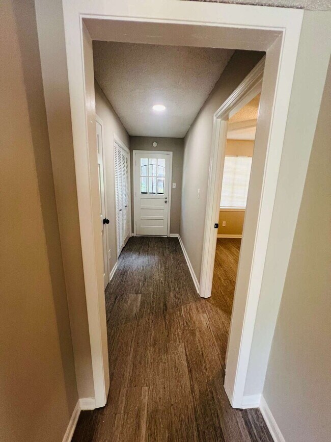 Building Photo - 3-Bedroom Duplex with 2.5 Baths in Prime Memphis!