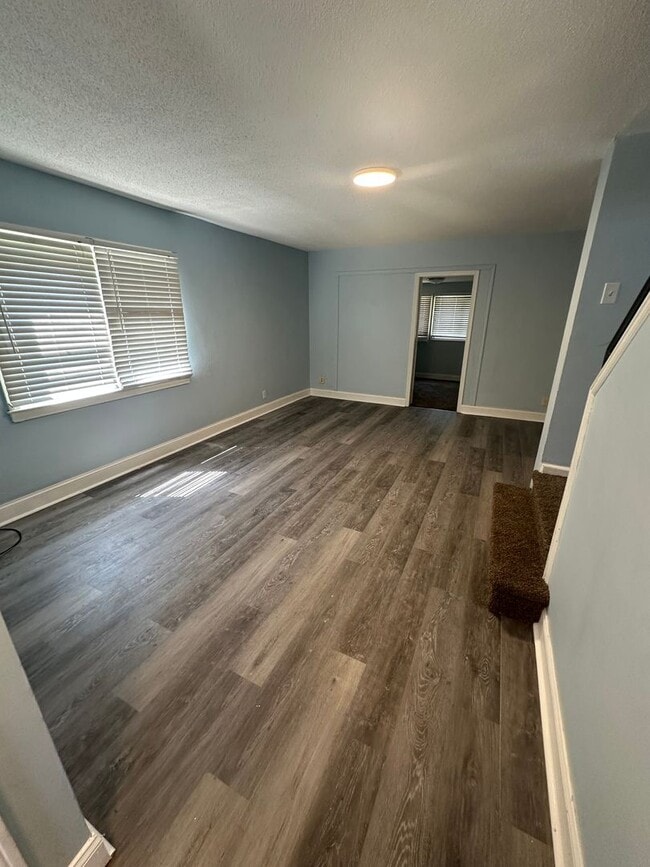 Foto del edificio - 4 Bed, 1 Bath Row home