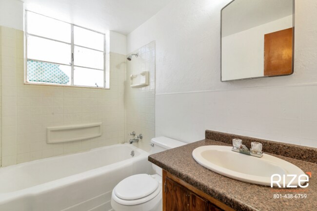 Building Photo - 521 28th St