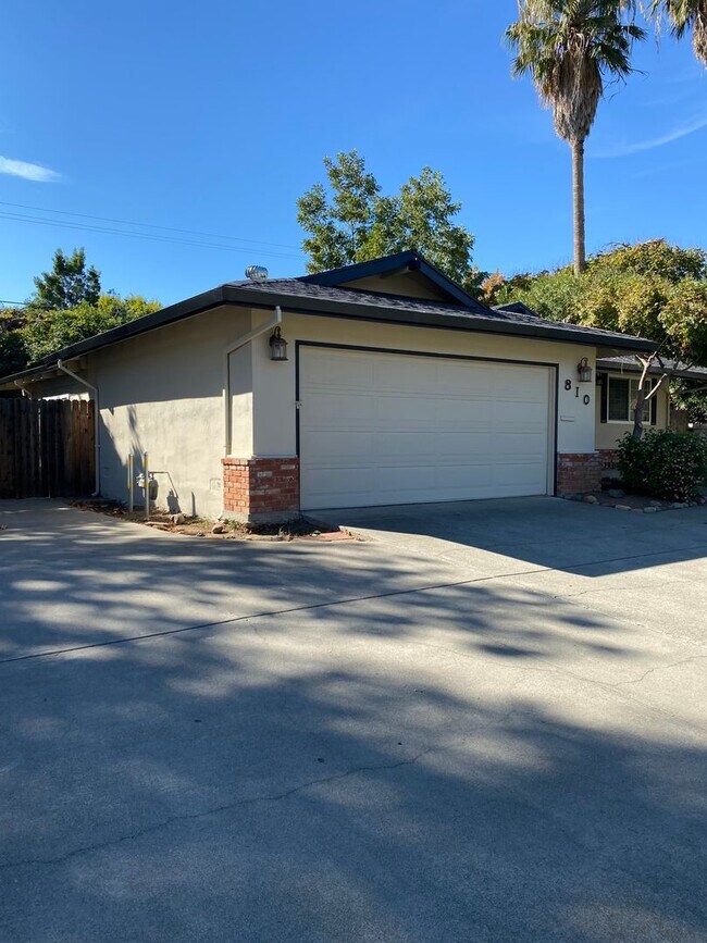 Building Photo - Located near downtown! Updated 3bed/2bath home with large family room/Rec room and side RV parking