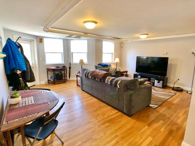 Building Photo - 592 Centre St