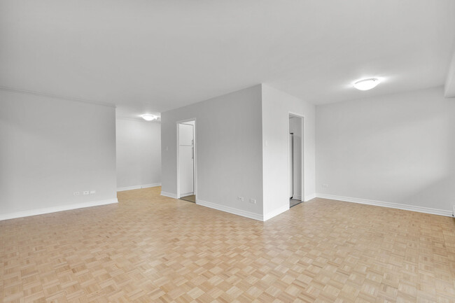 Building Photo - 5745 Ch De La Côte-Saint-Luc