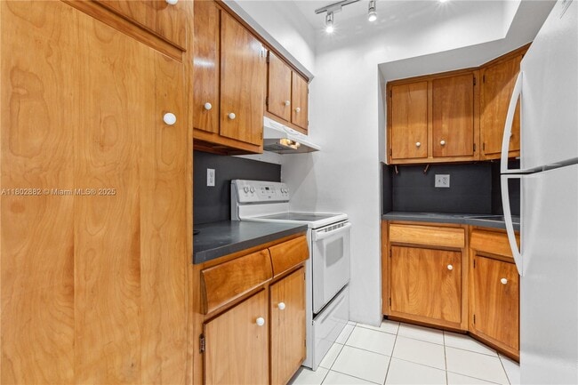 Building Photo - 1430 Brickell Bay Dr
