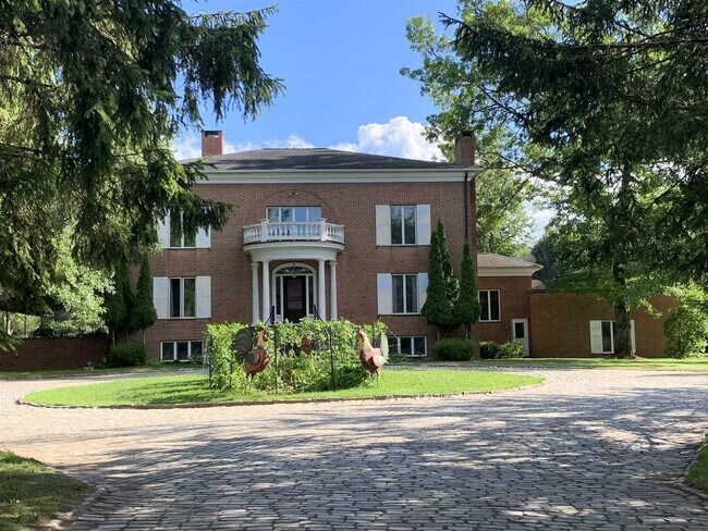 Building Photo - 604 N Quaker Hill Rd