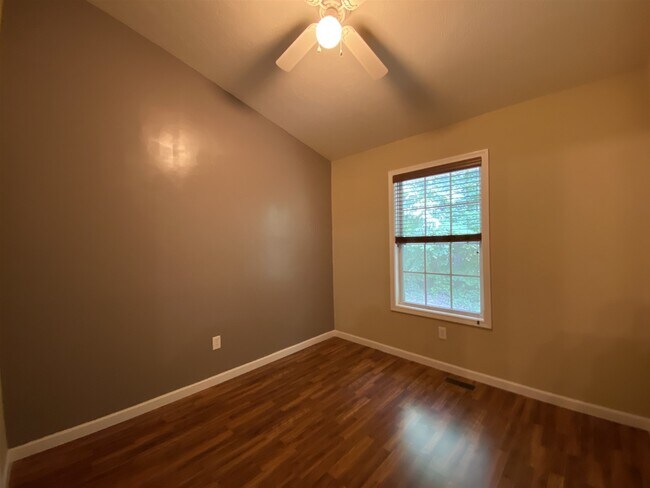 Building Photo - 1250 W Adams Hill Cir