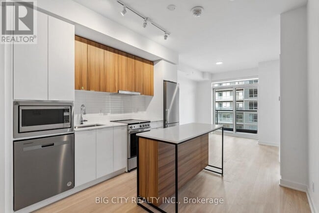 Building Photo - 30 Upper Mall Wy