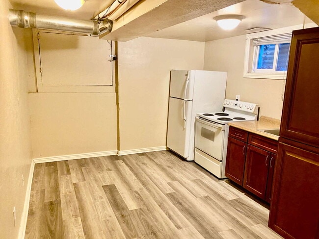 Photo - Cozy apartment in Potter Highlands!

Available Now!