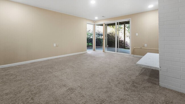 Building Photo - Beautifully Remodeled Bellevue Home in Prime Location