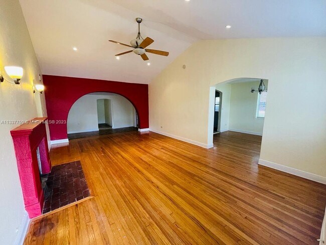 Foto del edificio - 410 Pinecrest Dr