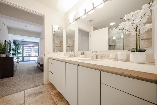 Building Photo - 7121 E Rancho Vista Dr