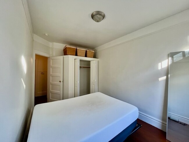 Building Photo - Centrally located 1 BR/1BA apartment home ...