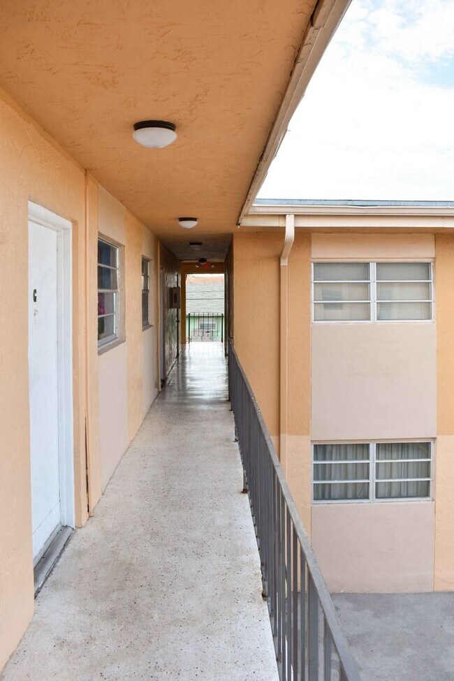 Foto del edificio - AVAILABLE NOW: For Rent - 2/1 Apartment fo...