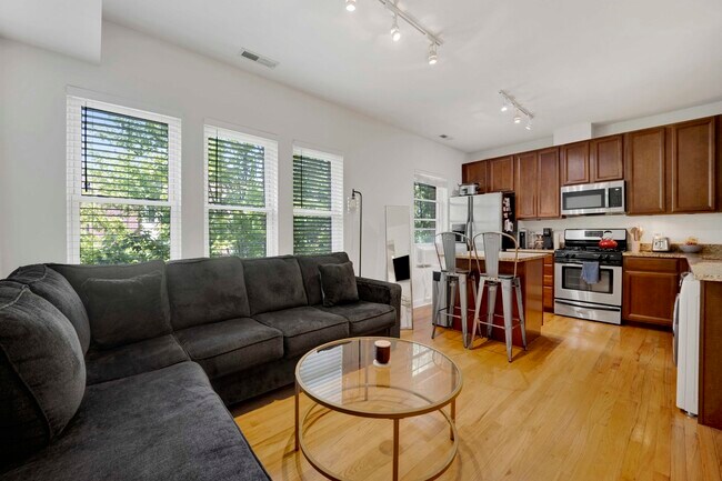 Foto del edificio - 3503 N Racine Ave