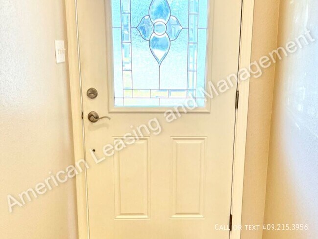Foto del edificio - **COMING SOON**  3 bedroom 2 full baths in...