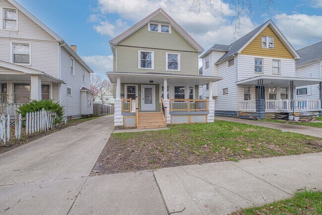 Building Photo - Fully renovated house located on Cleveland...