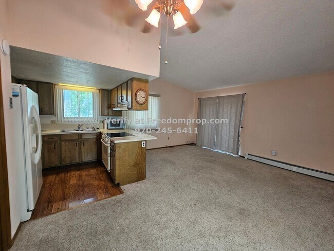 Building Photo - Great 2 bedroom 1.5 bath Duplex on the Red...