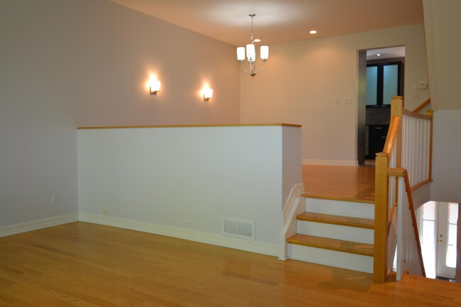 Building Photo - 11 Oak Park Private