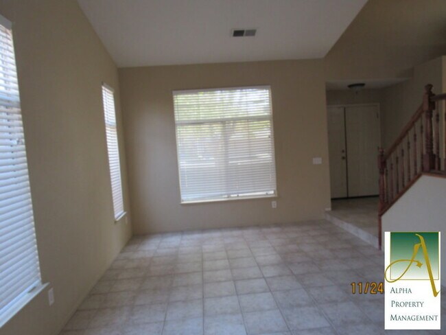 Building Photo - Nice &amp; large clean house .