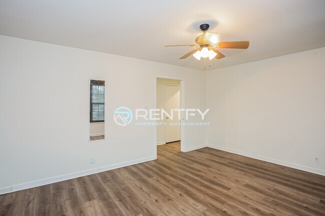 Building Photo - 3700 Driftwood Dr