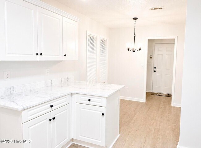 Foto del edificio - 607 Sunset Oaks Ln