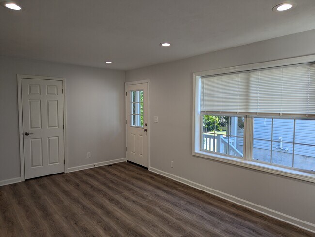 Entrada - 612 Benjamin Ct