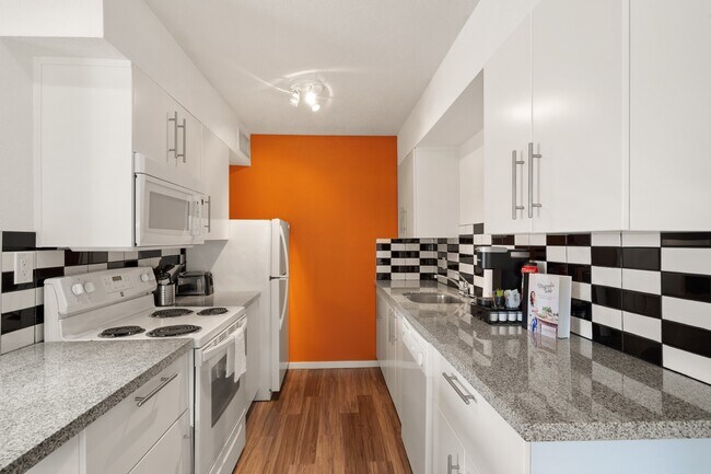 Building Photo - Charming 2-Bed Garden Apartment in Serene ...
